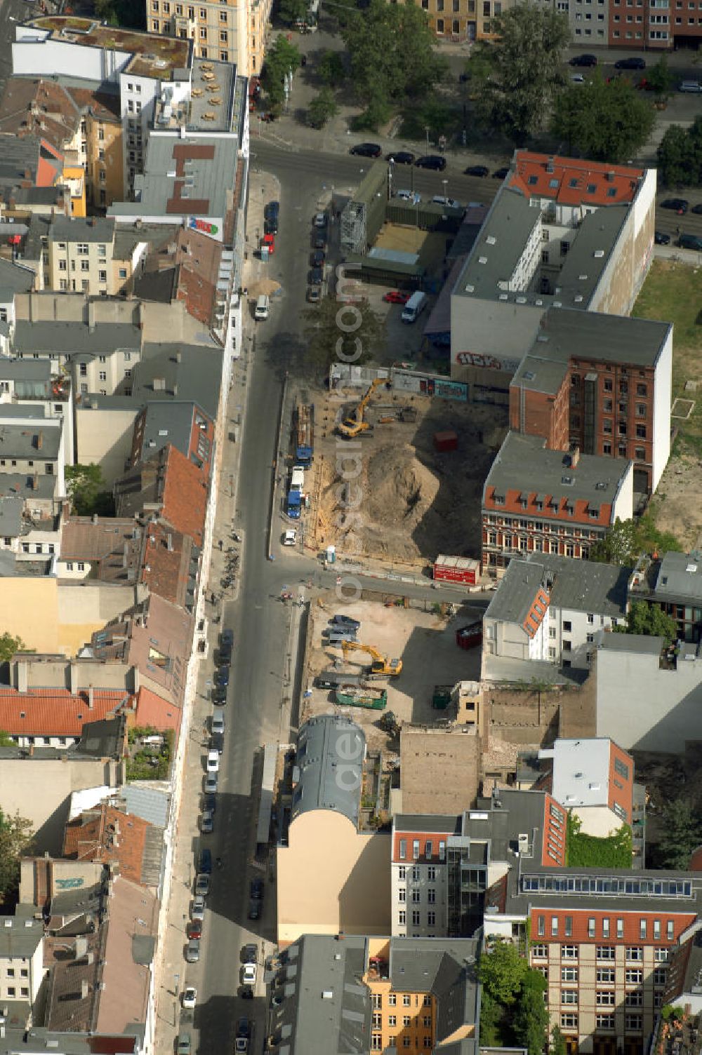 Berlin from the bird's eye view: In der Linienstraße 219 in Mitte hat der Bau für 22 Eigentumswohnungen und drei Townhouses begonnen. Einen atemberaubenden Blick über die Dächer Berlins hat man ganz oben im L.219. Hier liegt Ihnen die Stadt buchstäblich zu Füßen. Die Inspirationskraft des besonderen Umfeldes im Dreieck zwischen Alexanderplatz, Hackeschem Markt und Museuumsinsel ist in die architektonische Linienführung des Neubaus eingeflossen. Das Architekturbüro Gewers & Partner eine deutliche und unabhängige Formensprache gefunden, die der prägnanten Ecklage des Hauses in der Linienstraße entspricht.