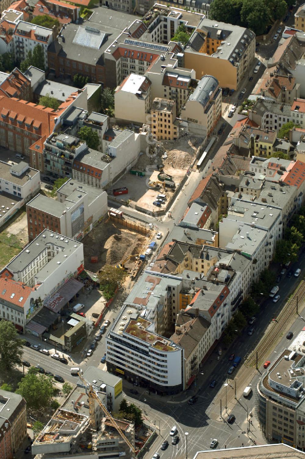 Aerial image Berlin - In der Linienstraße 219 in Mitte hat der Bau für 22 Eigentumswohnungen und drei Townhouses begonnen. Einen atemberaubenden Blick über die Dächer Berlins hat man ganz oben im L.219. Hier liegt Ihnen die Stadt buchstäblich zu Füßen. Die Inspirationskraft des besonderen Umfeldes im Dreieck zwischen Alexanderplatz, Hackeschem Markt und Museuumsinsel ist in die architektonische Linienführung des Neubaus eingeflossen. Das Architekturbüro Gewers & Partner eine deutliche und unabhängige Formensprache gefunden, die der prägnanten Ecklage des Hauses in der Linienstraße entspricht.