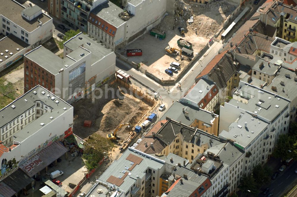 Aerial photograph Berlin - In der Linienstraße 219 in Mitte hat der Bau für 22 Eigentumswohnungen und drei Townhouses begonnen. Einen atemberaubenden Blick über die Dächer Berlins hat man ganz oben im L.219. Hier liegt Ihnen die Stadt buchstäblich zu Füßen. Die Inspirationskraft des besonderen Umfeldes im Dreieck zwischen Alexanderplatz, Hackeschem Markt und Museuumsinsel ist in die architektonische Linienführung des Neubaus eingeflossen. Das Architekturbüro Gewers & Partner eine deutliche und unabhängige Formensprache gefunden, die der prägnanten Ecklage des Hauses in der Linienstraße entspricht.