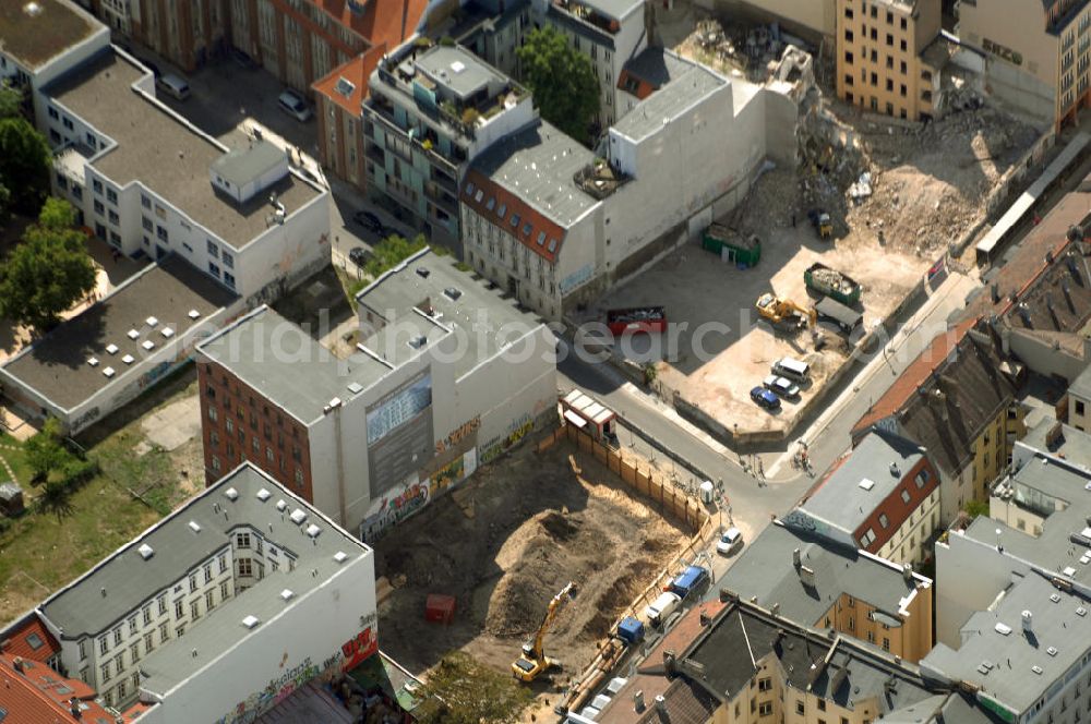 Berlin from above - In der Linienstraße 219 in Mitte hat der Bau für 22 Eigentumswohnungen und drei Townhouses begonnen. Einen atemberaubenden Blick über die Dächer Berlins hat man ganz oben im L.219. Hier liegt Ihnen die Stadt buchstäblich zu Füßen. Die Inspirationskraft des besonderen Umfeldes im Dreieck zwischen Alexanderplatz, Hackeschem Markt und Museuumsinsel ist in die architektonische Linienführung des Neubaus eingeflossen. Das Architekturbüro Gewers & Partner eine deutliche und unabhängige Formensprache gefunden, die der prägnanten Ecklage des Hauses in der Linienstraße entspricht.