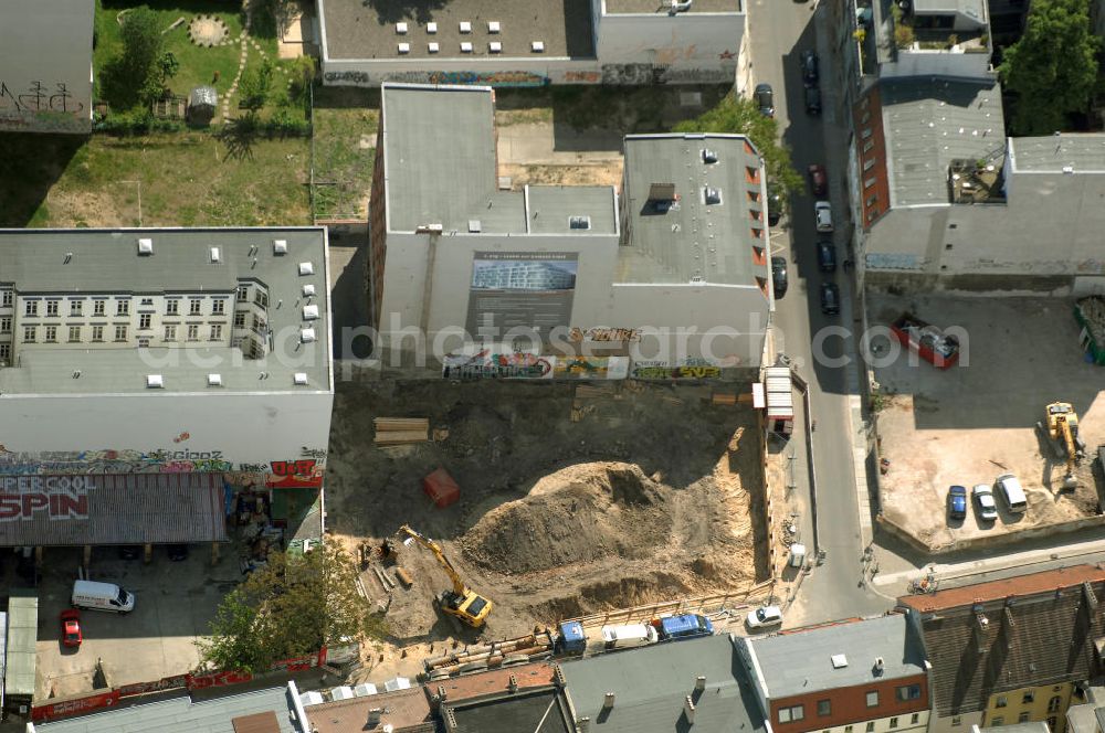 Berlin from the bird's eye view: In der Linienstraße 219 in Mitte hat der Bau für 22 Eigentumswohnungen und drei Townhouses begonnen. Einen atemberaubenden Blick über die Dächer Berlins hat man ganz oben im L.219. Hier liegt Ihnen die Stadt buchstäblich zu Füßen. Die Inspirationskraft des besonderen Umfeldes im Dreieck zwischen Alexanderplatz, Hackeschem Markt und Museuumsinsel ist in die architektonische Linienführung des Neubaus eingeflossen. Das Architekturbüro Gewers & Partner eine deutliche und unabhängige Formensprache gefunden, die der prägnanten Ecklage des Hauses in der Linienstraße entspricht.