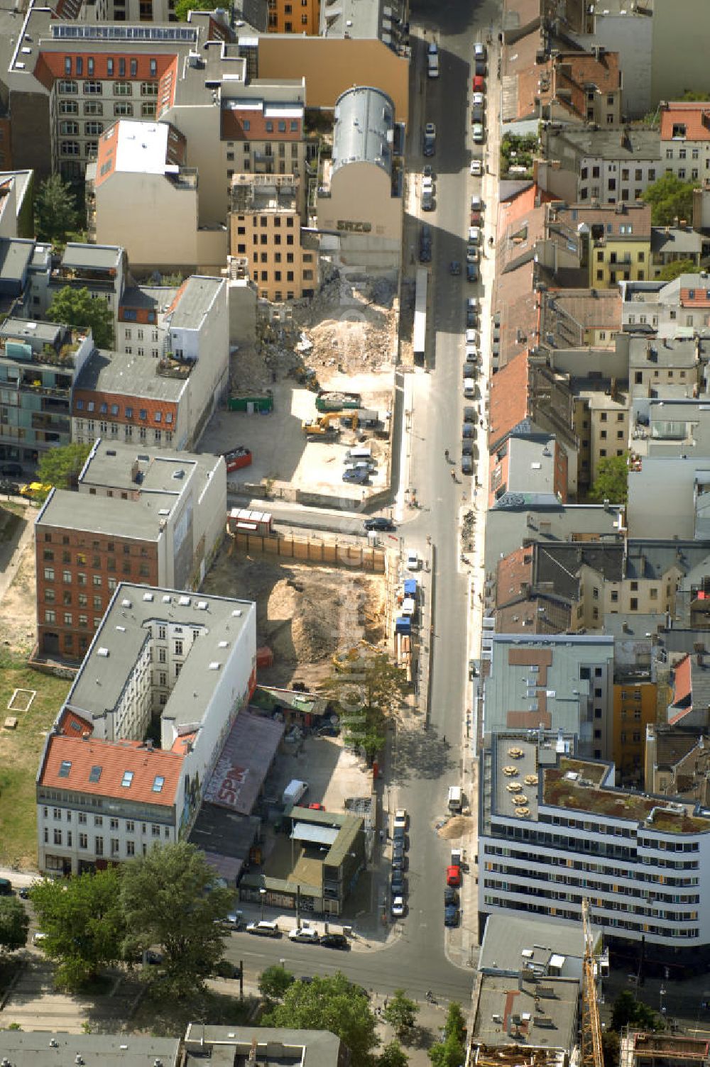 Aerial image Berlin - In der Linienstraße 219 in Mitte hat der Bau für 22 Eigentumswohnungen und drei Townhouses begonnen. Einen atemberaubenden Blick über die Dächer Berlins hat man ganz oben im L.219. Hier liegt Ihnen die Stadt buchstäblich zu Füßen. Die Inspirationskraft des besonderen Umfeldes im Dreieck zwischen Alexanderplatz, Hackeschem Markt und Museuumsinsel ist in die architektonische Linienführung des Neubaus eingeflossen. Das Architekturbüro Gewers & Partner eine deutliche und unabhängige Formensprache gefunden, die der prägnanten Ecklage des Hauses in der Linienstraße entspricht.