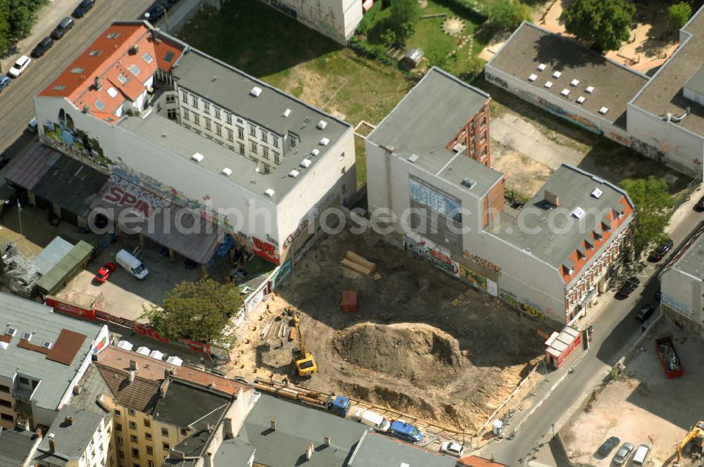 Aerial photograph Berlin - In der Linienstraße 219 in Mitte hat der Bau für 22 Eigentumswohnungen und drei Townhouses begonnen. Einen atemberaubenden Blick über die Dächer Berlins hat man ganz oben im L.219. Hier liegt Ihnen die Stadt buchstäblich zu Füßen. Die Inspirationskraft des besonderen Umfeldes im Dreieck zwischen Alexanderplatz, Hackeschem Markt und Museuumsinsel ist in die architektonische Linienführung des Neubaus eingeflossen. Das Architekturbüro Gewers & Partner eine deutliche und unabhängige Formensprache gefunden, die der prägnanten Ecklage des Hauses in der Linienstraße entspricht.