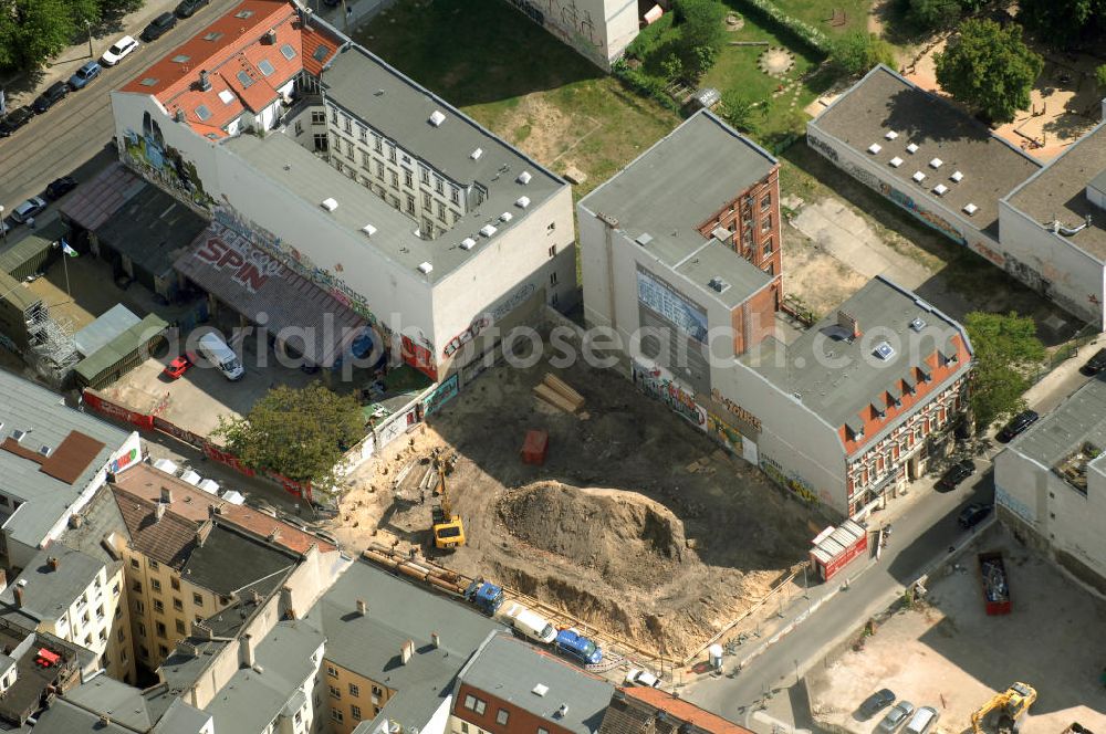 Berlin from above - In der Linienstraße 219 in Mitte hat der Bau für 22 Eigentumswohnungen und drei Townhouses begonnen. Einen atemberaubenden Blick über die Dächer Berlins hat man ganz oben im L.219. Hier liegt Ihnen die Stadt buchstäblich zu Füßen. Die Inspirationskraft des besonderen Umfeldes im Dreieck zwischen Alexanderplatz, Hackeschem Markt und Museuumsinsel ist in die architektonische Linienführung des Neubaus eingeflossen. Das Architekturbüro Gewers & Partner eine deutliche und unabhängige Formensprache gefunden, die der prägnanten Ecklage des Hauses in der Linienstraße entspricht.