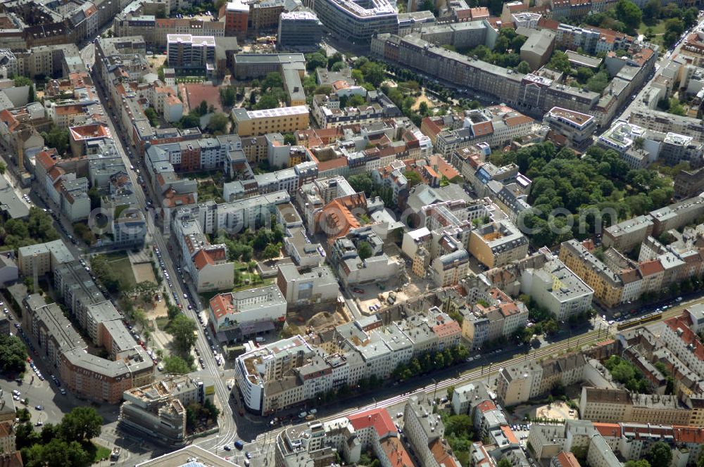 Berlin from the bird's eye view: In der Linienstraße 219 in Mitte hat der Bau für 22 Eigentumswohnungen und drei Townhouses begonnen. Einen atemberaubenden Blick über die Dächer Berlins hat man ganz oben im L.219. Hier liegt Ihnen die Stadt buchstäblich zu Füßen. Die Inspirationskraft des besonderen Umfeldes im Dreieck zwischen Alexanderplatz, Hackeschem Markt und Museuumsinsel ist in die architektonische Linienführung des Neubaus eingeflossen. Das Architekturbüro Gewers & Partner eine deutliche und unabhängige Formensprache gefunden, die der prägnanten Ecklage des Hauses in der Linienstraße entspricht.