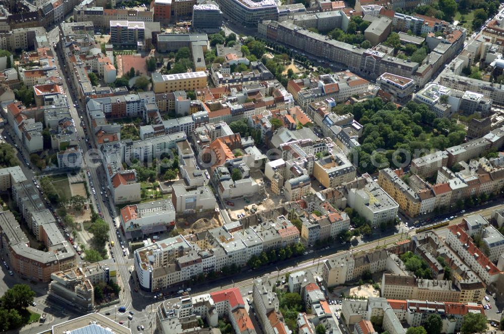 Aerial image Berlin - In der Linienstraße 219 in Mitte hat der Bau für 22 Eigentumswohnungen und drei Townhouses begonnen. Einen atemberaubenden Blick über die Dächer Berlins hat man ganz oben im L.219. Hier liegt Ihnen die Stadt buchstäblich zu Füßen. Die Inspirationskraft des besonderen Umfeldes im Dreieck zwischen Alexanderplatz, Hackeschem Markt und Museuumsinsel ist in die architektonische Linienführung des Neubaus eingeflossen. Das Architekturbüro Gewers & Partner eine deutliche und unabhängige Formensprache gefunden, die der prägnanten Ecklage des Hauses in der Linienstraße entspricht.