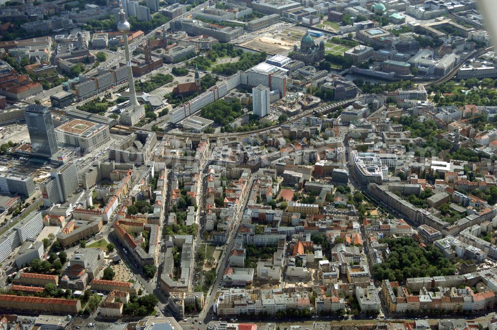 Aerial photograph Berlin - In der Linienstraße 219 in Mitte hat der Bau für 22 Eigentumswohnungen und drei Townhouses begonnen. Einen atemberaubenden Blick über die Dächer Berlins hat man ganz oben im L.219. Hier liegt Ihnen die Stadt buchstäblich zu Füßen. Die Inspirationskraft des besonderen Umfeldes im Dreieck zwischen Alexanderplatz, Hackeschem Markt und Museuumsinsel ist in die architektonische Linienführung des Neubaus eingeflossen. Das Architekturbüro Gewers & Partner eine deutliche und unabhängige Formensprache gefunden, die der prägnanten Ecklage des Hauses in der Linienstraße entspricht.