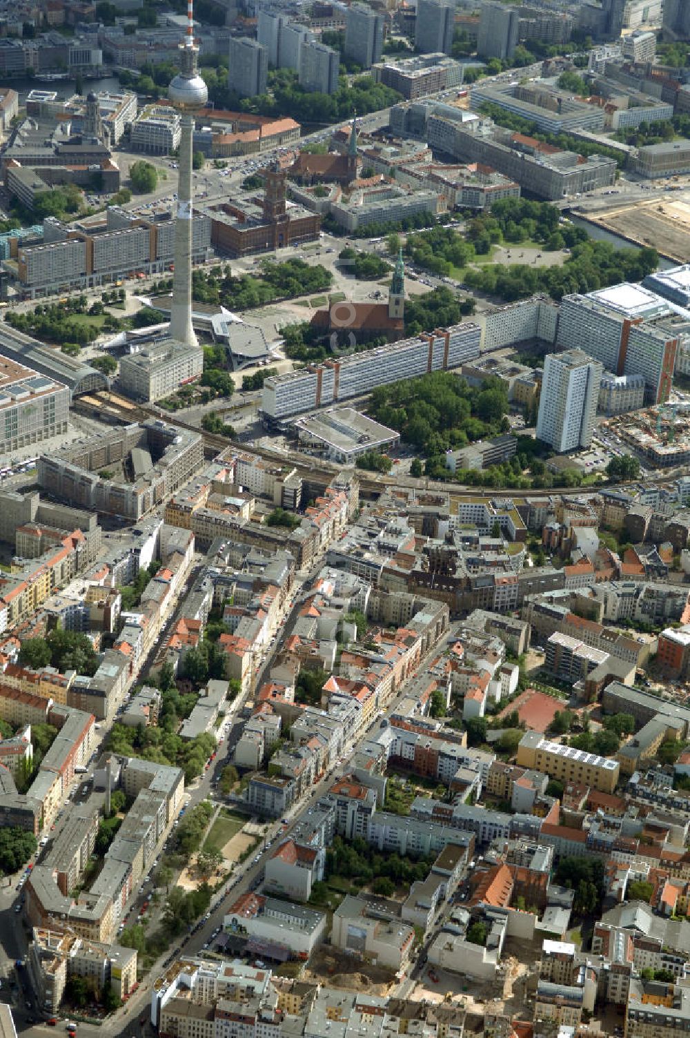 Berlin from above - In der Linienstraße 219 in Mitte hat der Bau für 22 Eigentumswohnungen und drei Townhouses begonnen. Einen atemberaubenden Blick über die Dächer Berlins hat man ganz oben im L.219. Hier liegt Ihnen die Stadt buchstäblich zu Füßen. Die Inspirationskraft des besonderen Umfeldes im Dreieck zwischen Alexanderplatz, Hackeschem Markt und Museuumsinsel ist in die architektonische Linienführung des Neubaus eingeflossen. Das Architekturbüro Gewers & Partner eine deutliche und unabhängige Formensprache gefunden, die der prägnanten Ecklage des Hauses in der Linienstraße entspricht.