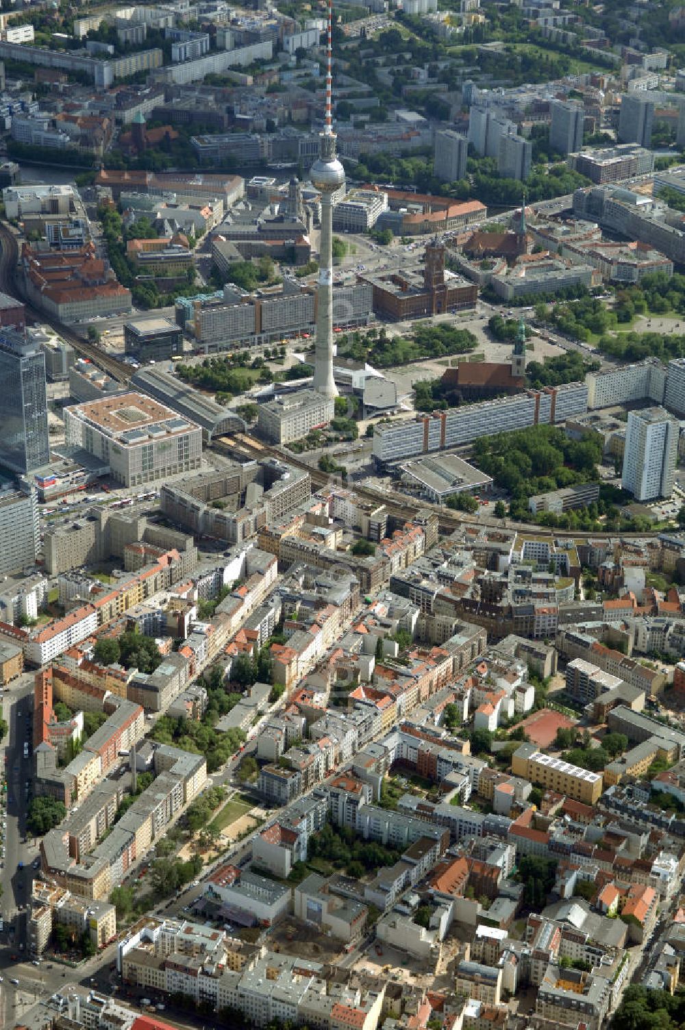 Berlin from the bird's eye view: In der Linienstraße 219 in Mitte hat der Bau für 22 Eigentumswohnungen und drei Townhouses begonnen. Einen atemberaubenden Blick über die Dächer Berlins hat man ganz oben im L.219. Hier liegt Ihnen die Stadt buchstäblich zu Füßen. Die Inspirationskraft des besonderen Umfeldes im Dreieck zwischen Alexanderplatz, Hackeschem Markt und Museuumsinsel ist in die architektonische Linienführung des Neubaus eingeflossen. Das Architekturbüro Gewers & Partner eine deutliche und unabhängige Formensprache gefunden, die der prägnanten Ecklage des Hauses in der Linienstraße entspricht.