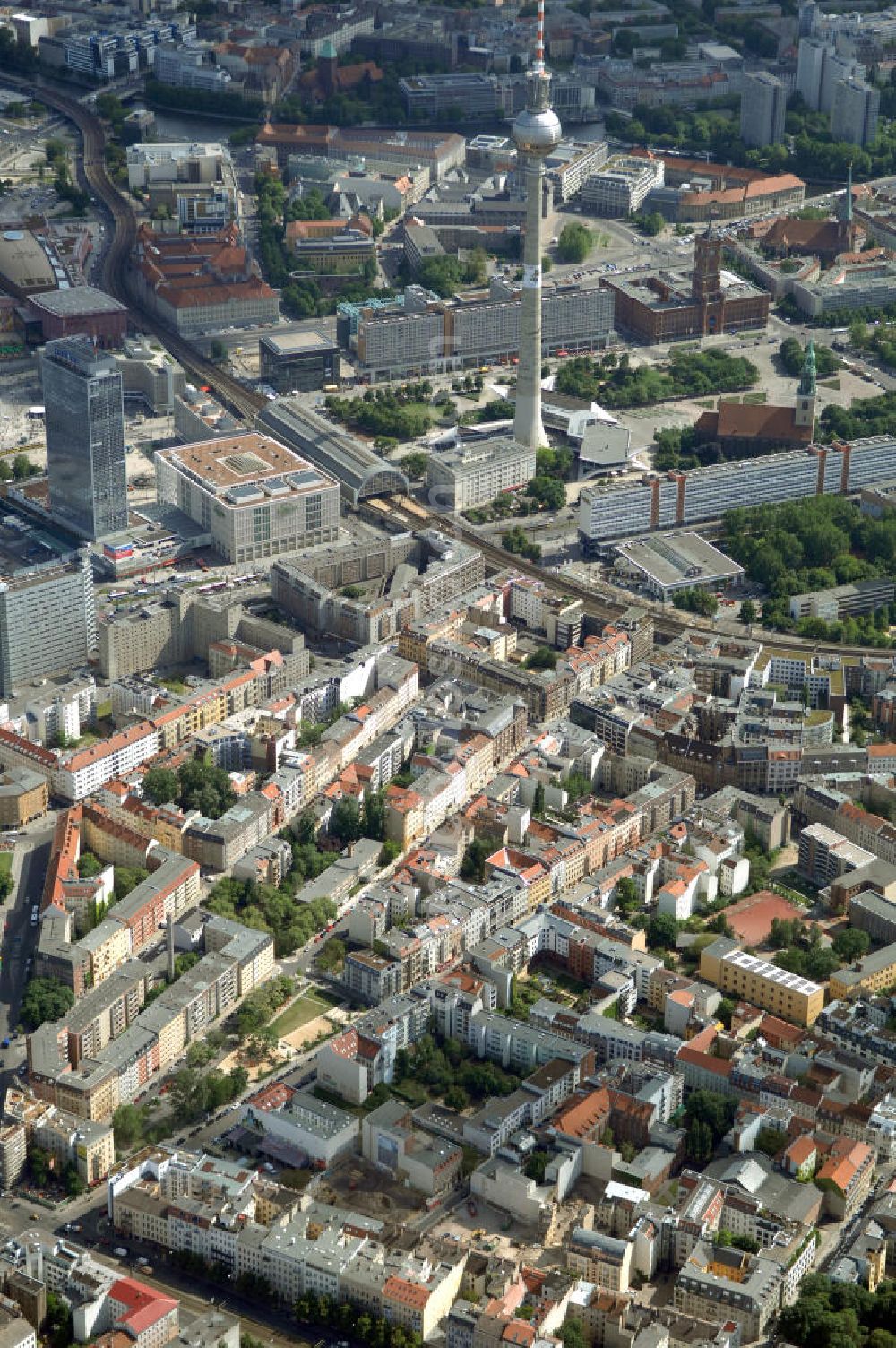 Aerial image Berlin - In der Linienstraße 219 in Mitte hat der Bau für 22 Eigentumswohnungen und drei Townhouses begonnen. Einen atemberaubenden Blick über die Dächer Berlins hat man ganz oben im L.219. Hier liegt Ihnen die Stadt buchstäblich zu Füßen. Die Inspirationskraft des besonderen Umfeldes im Dreieck zwischen Alexanderplatz, Hackeschem Markt und Museuumsinsel ist in die architektonische Linienführung des Neubaus eingeflossen. Das Architekturbüro Gewers & Partner eine deutliche und unabhängige Formensprache gefunden, die der prägnanten Ecklage des Hauses in der Linienstraße entspricht.