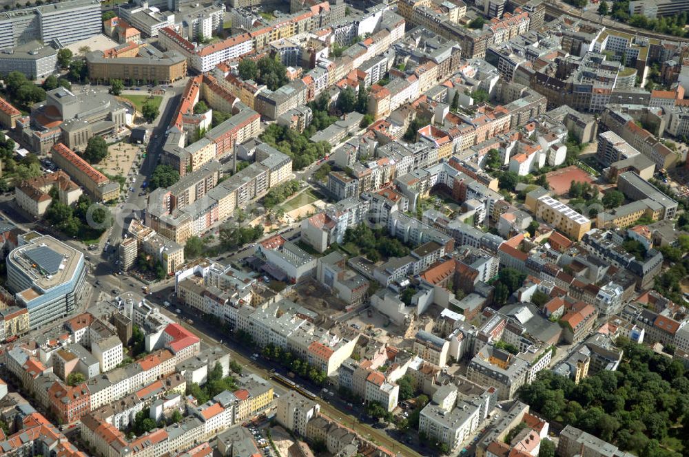 Aerial photograph Berlin - In der Linienstraße 219 in Mitte hat der Bau für 22 Eigentumswohnungen und drei Townhouses begonnen. Einen atemberaubenden Blick über die Dächer Berlins hat man ganz oben im L.219. Hier liegt Ihnen die Stadt buchstäblich zu Füßen. Die Inspirationskraft des besonderen Umfeldes im Dreieck zwischen Alexanderplatz, Hackeschem Markt und Museuumsinsel ist in die architektonische Linienführung des Neubaus eingeflossen. Das Architekturbüro Gewers & Partner eine deutliche und unabhängige Formensprache gefunden, die der prägnanten Ecklage des Hauses in der Linienstraße entspricht.