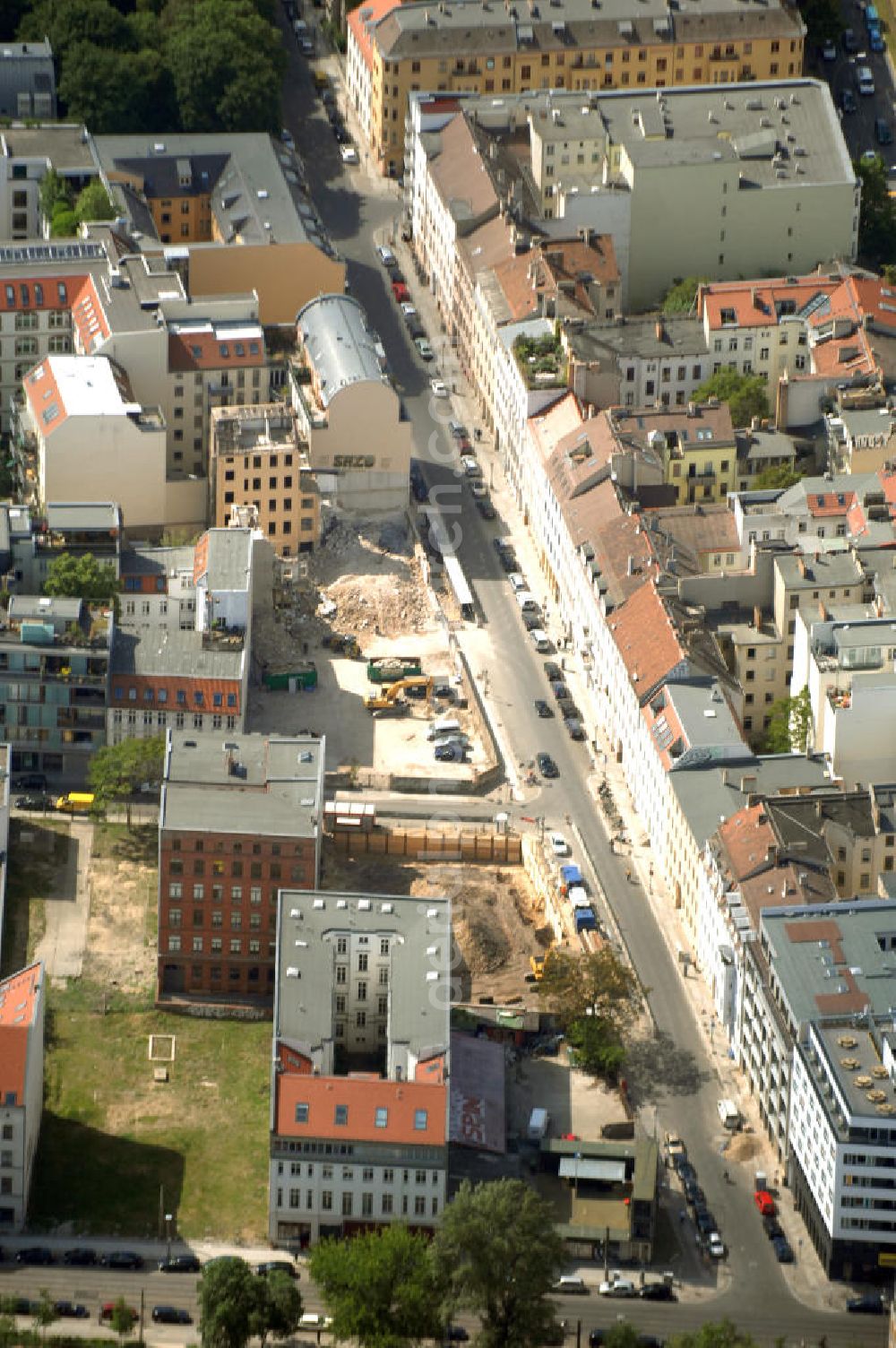 Berlin from above - In der Linienstraße 219 in Mitte hat der Bau für 22 Eigentumswohnungen und drei Townhouses begonnen. Einen atemberaubenden Blick über die Dächer Berlins hat man ganz oben im L.219. Hier liegt Ihnen die Stadt buchstäblich zu Füßen. Die Inspirationskraft des besonderen Umfeldes im Dreieck zwischen Alexanderplatz, Hackeschem Markt und Museuumsinsel ist in die architektonische Linienführung des Neubaus eingeflossen. Das Architekturbüro Gewers & Partner eine deutliche und unabhängige Formensprache gefunden, die der prägnanten Ecklage des Hauses in der Linienstraße entspricht.