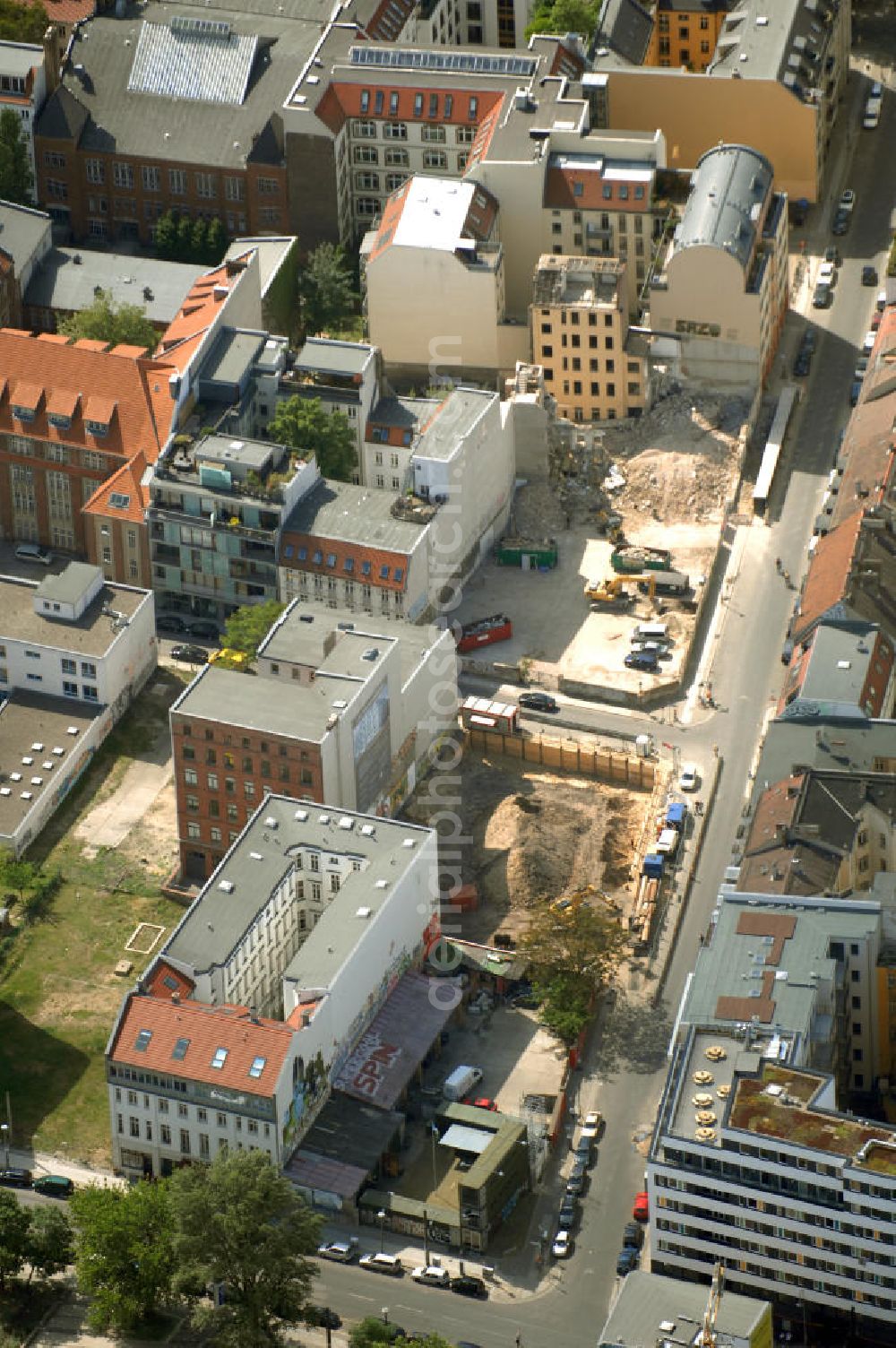 Berlin from the bird's eye view: In der Linienstraße 219 in Mitte hat der Bau für 22 Eigentumswohnungen und drei Townhouses begonnen. Einen atemberaubenden Blick über die Dächer Berlins hat man ganz oben im L.219. Hier liegt Ihnen die Stadt buchstäblich zu Füßen. Die Inspirationskraft des besonderen Umfeldes im Dreieck zwischen Alexanderplatz, Hackeschem Markt und Museuumsinsel ist in die architektonische Linienführung des Neubaus eingeflossen. Das Architekturbüro Gewers & Partner eine deutliche und unabhängige Formensprache gefunden, die der prägnanten Ecklage des Hauses in der Linienstraße entspricht.