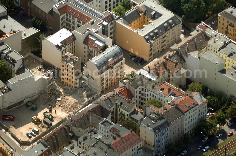 Aerial image Berlin - In der Linienstraße 219 in Mitte hat der Bau für 22 Eigentumswohnungen und drei Townhouses begonnen. Einen atemberaubenden Blick über die Dächer Berlins hat man ganz oben im L.219. Hier liegt Ihnen die Stadt buchstäblich zu Füßen. Die Inspirationskraft des besonderen Umfeldes im Dreieck zwischen Alexanderplatz, Hackeschem Markt und Museuumsinsel ist in die architektonische Linienführung des Neubaus eingeflossen. Das Architekturbüro Gewers & Partner eine deutliche und unabhängige Formensprache gefunden, die der prägnanten Ecklage des Hauses in der Linienstraße entspricht.