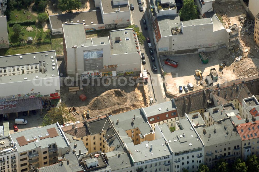 Aerial photograph Berlin - In der Linienstraße 219 in Mitte hat der Bau für 22 Eigentumswohnungen und drei Townhouses begonnen. Einen atemberaubenden Blick über die Dächer Berlins hat man ganz oben im L.219. Hier liegt Ihnen die Stadt buchstäblich zu Füßen. Die Inspirationskraft des besonderen Umfeldes im Dreieck zwischen Alexanderplatz, Hackeschem Markt und Museuumsinsel ist in die architektonische Linienführung des Neubaus eingeflossen. Das Architekturbüro Gewers & Partner eine deutliche und unabhängige Formensprache gefunden, die der prägnanten Ecklage des Hauses in der Linienstraße entspricht.