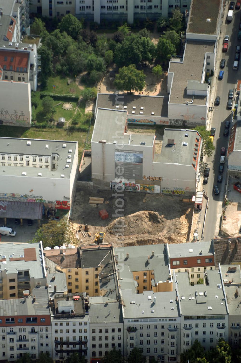 Berlin from above - In der Linienstraße 219 in Mitte hat der Bau für 22 Eigentumswohnungen und drei Townhouses begonnen. Einen atemberaubenden Blick über die Dächer Berlins hat man ganz oben im L.219. Hier liegt Ihnen die Stadt buchstäblich zu Füßen. Die Inspirationskraft des besonderen Umfeldes im Dreieck zwischen Alexanderplatz, Hackeschem Markt und Museuumsinsel ist in die architektonische Linienführung des Neubaus eingeflossen. Das Architekturbüro Gewers & Partner eine deutliche und unabhängige Formensprache gefunden, die der prägnanten Ecklage des Hauses in der Linienstraße entspricht.