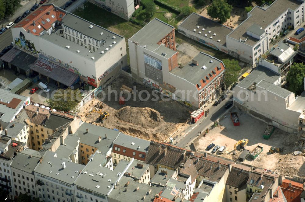 Berlin from the bird's eye view: In der Linienstraße 219 in Mitte hat der Bau für 22 Eigentumswohnungen und drei Townhouses begonnen. Einen atemberaubenden Blick über die Dächer Berlins hat man ganz oben im L.219. Hier liegt Ihnen die Stadt buchstäblich zu Füßen. Die Inspirationskraft des besonderen Umfeldes im Dreieck zwischen Alexanderplatz, Hackeschem Markt und Museuumsinsel ist in die architektonische Linienführung des Neubaus eingeflossen. Das Architekturbüro Gewers & Partner eine deutliche und unabhängige Formensprache gefunden, die der prägnanten Ecklage des Hauses in der Linienstraße entspricht.