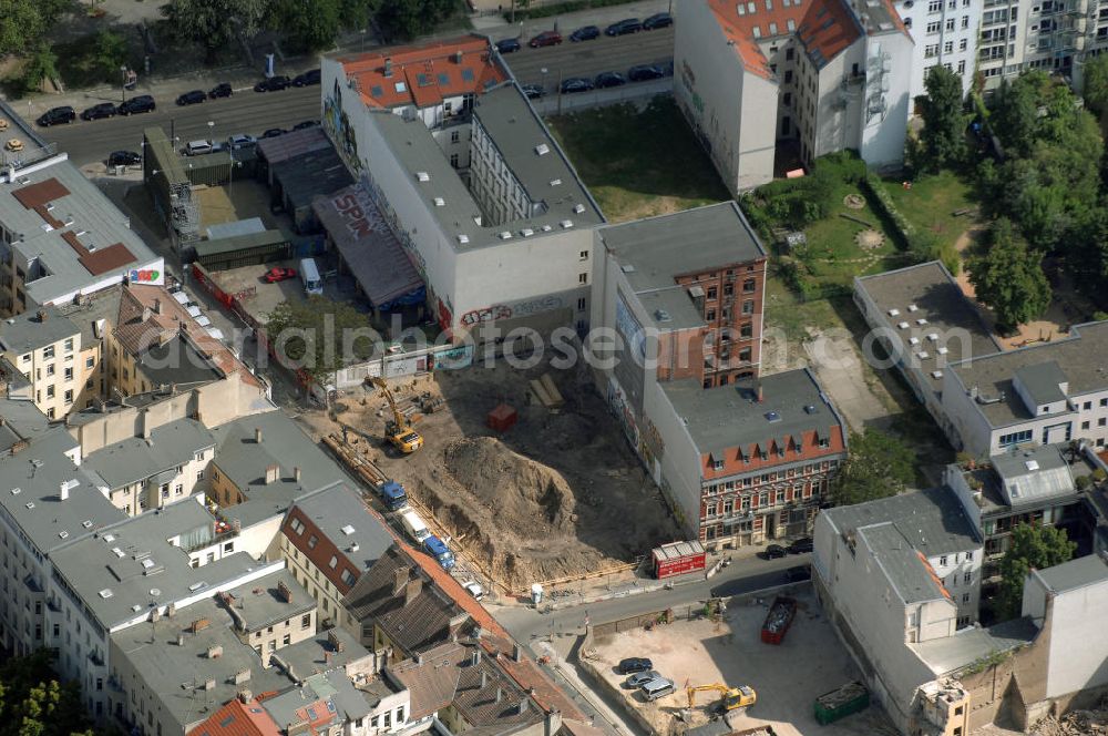 Aerial image Berlin - In der Linienstraße 219 in Mitte hat der Bau für 22 Eigentumswohnungen und drei Townhouses begonnen. Einen atemberaubenden Blick über die Dächer Berlins hat man ganz oben im L.219. Hier liegt Ihnen die Stadt buchstäblich zu Füßen. Die Inspirationskraft des besonderen Umfeldes im Dreieck zwischen Alexanderplatz, Hackeschem Markt und Museuumsinsel ist in die architektonische Linienführung des Neubaus eingeflossen. Das Architekturbüro Gewers & Partner eine deutliche und unabhängige Formensprache gefunden, die der prägnanten Ecklage des Hauses in der Linienstraße entspricht.