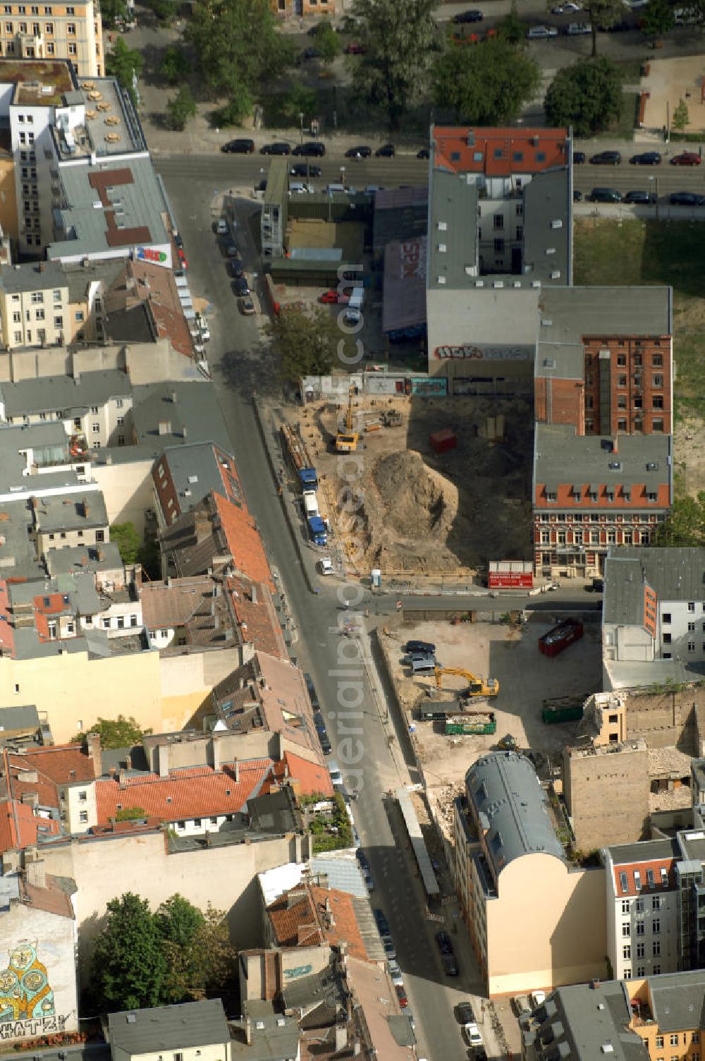 Aerial photograph Berlin - In der Linienstraße 219 in Mitte hat der Bau für 22 Eigentumswohnungen und drei Townhouses begonnen. Einen atemberaubenden Blick über die Dächer Berlins hat man ganz oben im L.219. Hier liegt Ihnen die Stadt buchstäblich zu Füßen. Die Inspirationskraft des besonderen Umfeldes im Dreieck zwischen Alexanderplatz, Hackeschem Markt und Museuumsinsel ist in die architektonische Linienführung des Neubaus eingeflossen. Das Architekturbüro Gewers & Partner eine deutliche und unabhängige Formensprache gefunden, die der prägnanten Ecklage des Hauses in der Linienstraße entspricht.