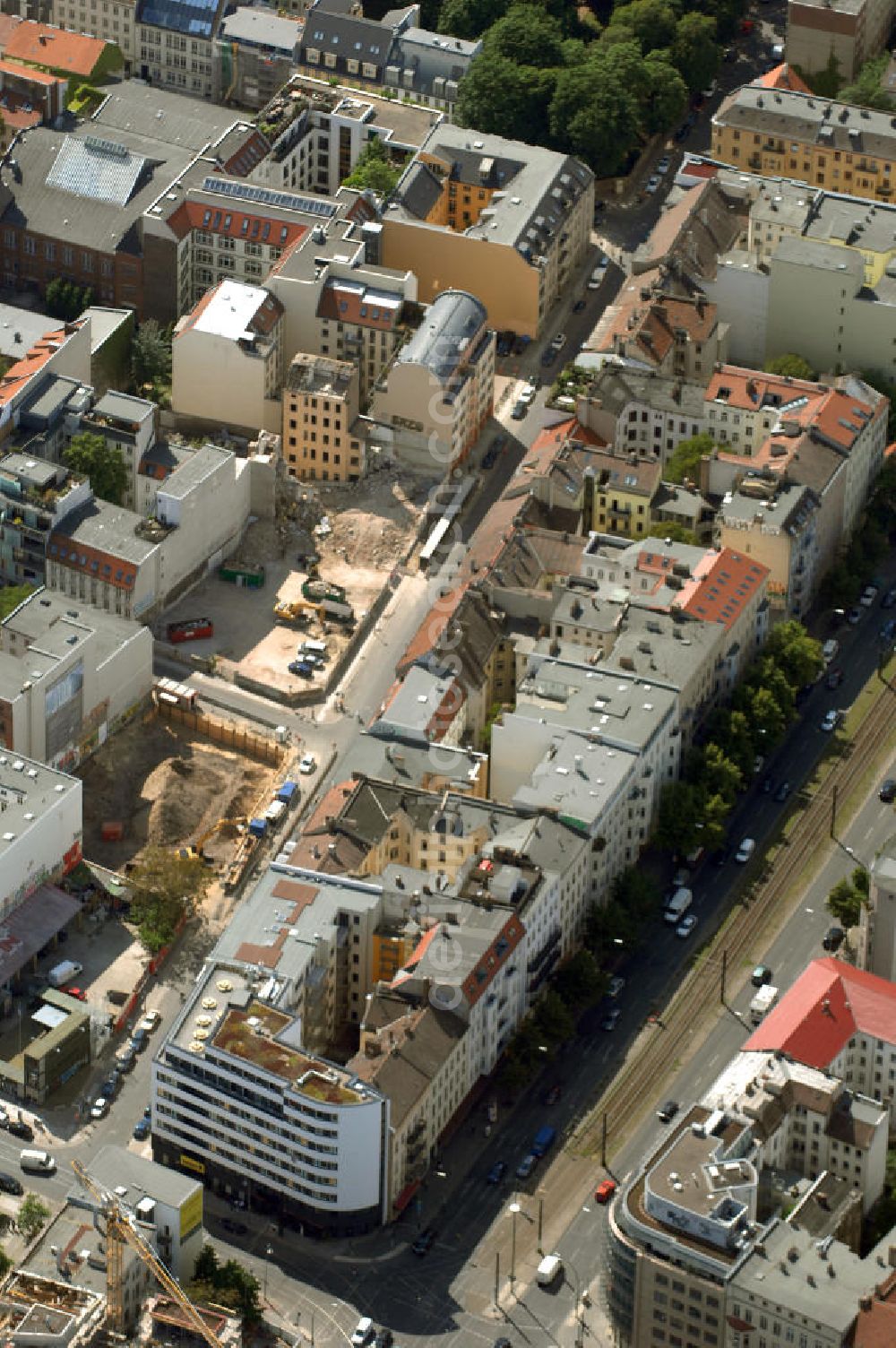 Berlin from above - In der Linienstraße 219 in Mitte hat der Bau für 22 Eigentumswohnungen und drei Townhouses begonnen. Einen atemberaubenden Blick über die Dächer Berlins hat man ganz oben im L.219. Hier liegt Ihnen die Stadt buchstäblich zu Füßen. Die Inspirationskraft des besonderen Umfeldes im Dreieck zwischen Alexanderplatz, Hackeschem Markt und Museuumsinsel ist in die architektonische Linienführung des Neubaus eingeflossen. Das Architekturbüro Gewers & Partner eine deutliche und unabhängige Formensprache gefunden, die der prägnanten Ecklage des Hauses in der Linienstraße entspricht.