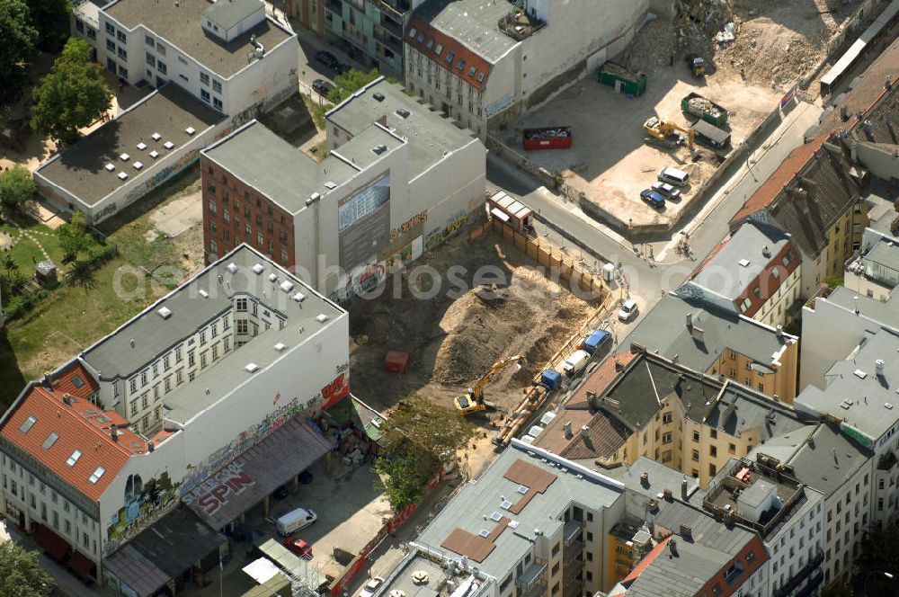 Berlin from the bird's eye view: In der Linienstraße 219 in Mitte hat der Bau für 22 Eigentumswohnungen und drei Townhouses begonnen. Einen atemberaubenden Blick über die Dächer Berlins hat man ganz oben im L.219. Hier liegt Ihnen die Stadt buchstäblich zu Füßen. Die Inspirationskraft des besonderen Umfeldes im Dreieck zwischen Alexanderplatz, Hackeschem Markt und Museuumsinsel ist in die architektonische Linienführung des Neubaus eingeflossen. Das Architekturbüro Gewers & Partner eine deutliche und unabhängige Formensprache gefunden, die der prägnanten Ecklage des Hauses in der Linienstraße entspricht.