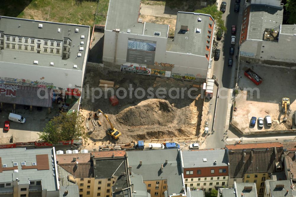 Aerial image Berlin - In der Linienstraße 219 in Mitte hat der Bau für 22 Eigentumswohnungen und drei Townhouses begonnen. Einen atemberaubenden Blick über die Dächer Berlins hat man ganz oben im L.219. Hier liegt Ihnen die Stadt buchstäblich zu Füßen. Die Inspirationskraft des besonderen Umfeldes im Dreieck zwischen Alexanderplatz, Hackeschem Markt und Museuumsinsel ist in die architektonische Linienführung des Neubaus eingeflossen. Das Architekturbüro Gewers & Partner eine deutliche und unabhängige Formensprache gefunden, die der prägnanten Ecklage des Hauses in der Linienstraße entspricht.