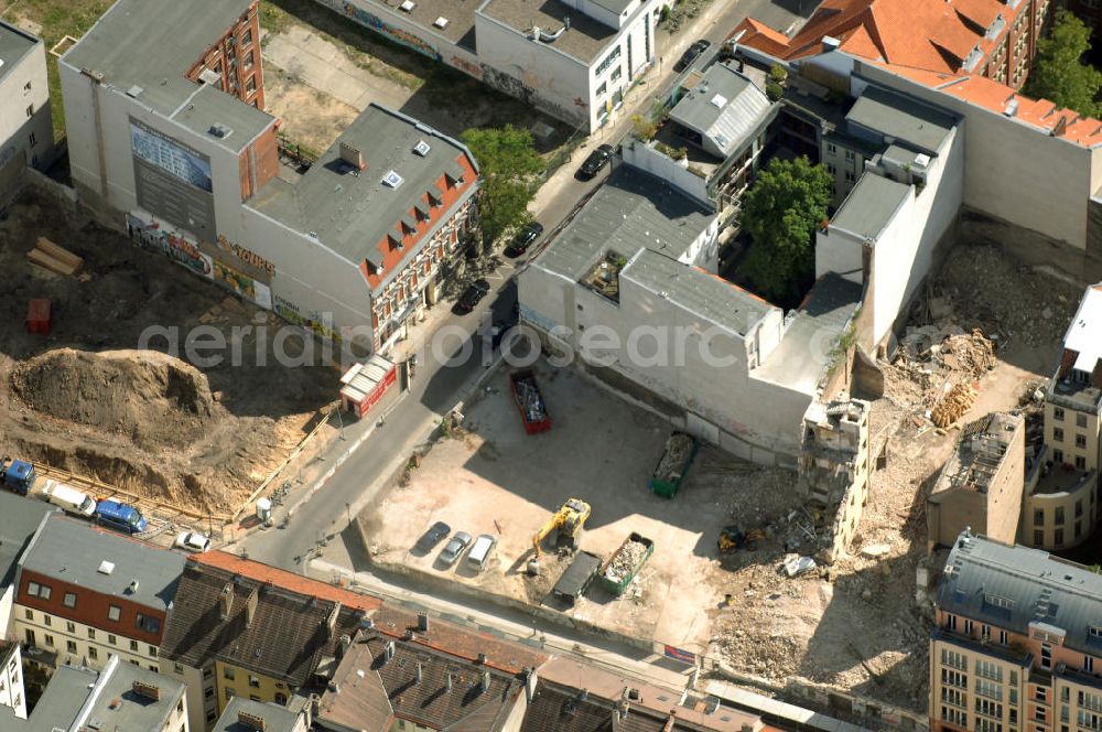 Aerial photograph Berlin - In der Linienstraße 219 in Mitte hat der Bau für 22 Eigentumswohnungen und drei Townhouses begonnen. Einen atemberaubenden Blick über die Dächer Berlins hat man ganz oben im L.219. Hier liegt Ihnen die Stadt buchstäblich zu Füßen. Die Inspirationskraft des besonderen Umfeldes im Dreieck zwischen Alexanderplatz, Hackeschem Markt und Museuumsinsel ist in die architektonische Linienführung des Neubaus eingeflossen. Das Architekturbüro Gewers & Partner eine deutliche und unabhängige Formensprache gefunden, die der prägnanten Ecklage des Hauses in der Linienstraße entspricht.