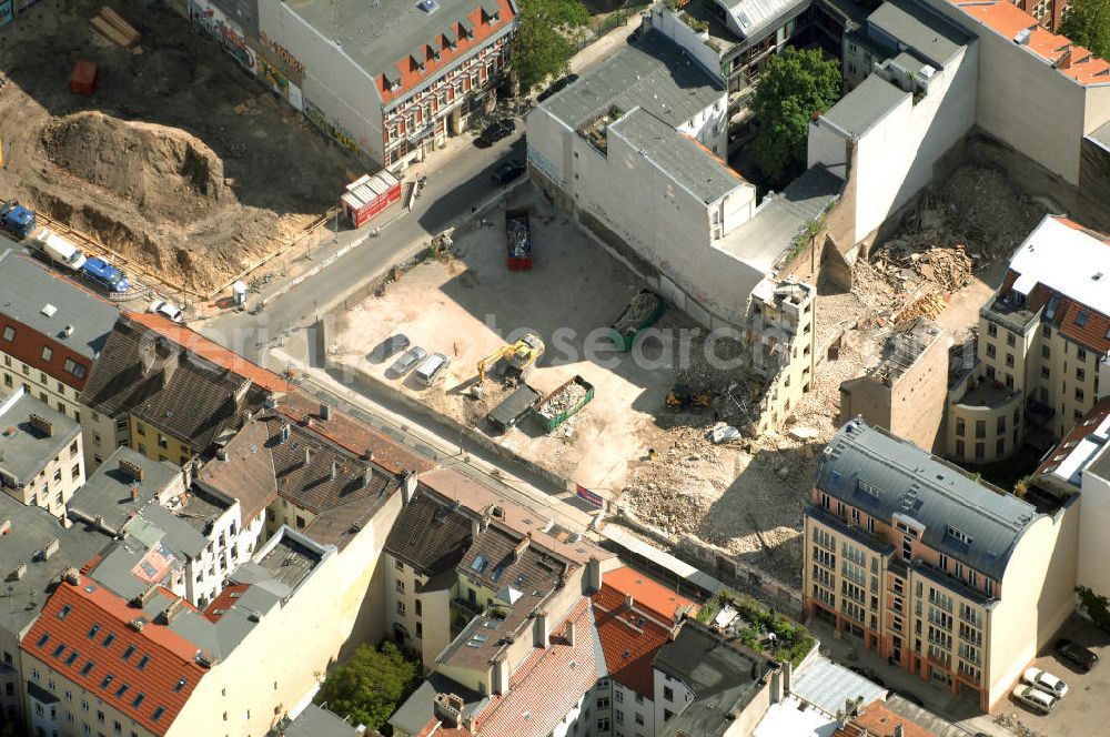 Berlin from above - In der Linienstraße 219 in Mitte hat der Bau für 22 Eigentumswohnungen und drei Townhouses begonnen. Einen atemberaubenden Blick über die Dächer Berlins hat man ganz oben im L.219. Hier liegt Ihnen die Stadt buchstäblich zu Füßen. Die Inspirationskraft des besonderen Umfeldes im Dreieck zwischen Alexanderplatz, Hackeschem Markt und Museuumsinsel ist in die architektonische Linienführung des Neubaus eingeflossen. Das Architekturbüro Gewers & Partner eine deutliche und unabhängige Formensprache gefunden, die der prägnanten Ecklage des Hauses in der Linienstraße entspricht.