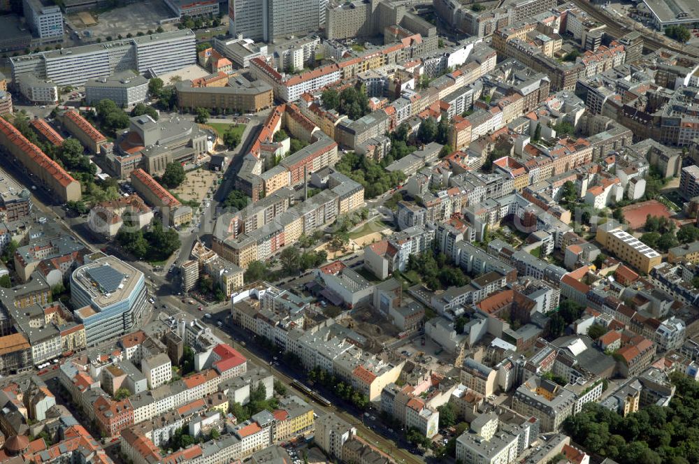 Berlin from the bird's eye view: In der Linienstraße 219 in Mitte hat der Bau für 22 Eigentumswohnungen und drei Townhouses begonnen. Einen atemberaubenden Blick über die Dächer Berlins hat man ganz oben im L.219. Hier liegt Ihnen die Stadt buchstäblich zu Füßen. Die Inspirationskraft des besonderen Umfeldes im Dreieck zwischen Alexanderplatz, Hackeschem Markt und Museuumsinsel ist in die architektonische Linienführung des Neubaus eingeflossen. Das Architekturbüro Gewers & Partner eine deutliche und unabhängige Formensprache gefunden, die der prägnanten Ecklage des Hauses in der Linienstraße entspricht.