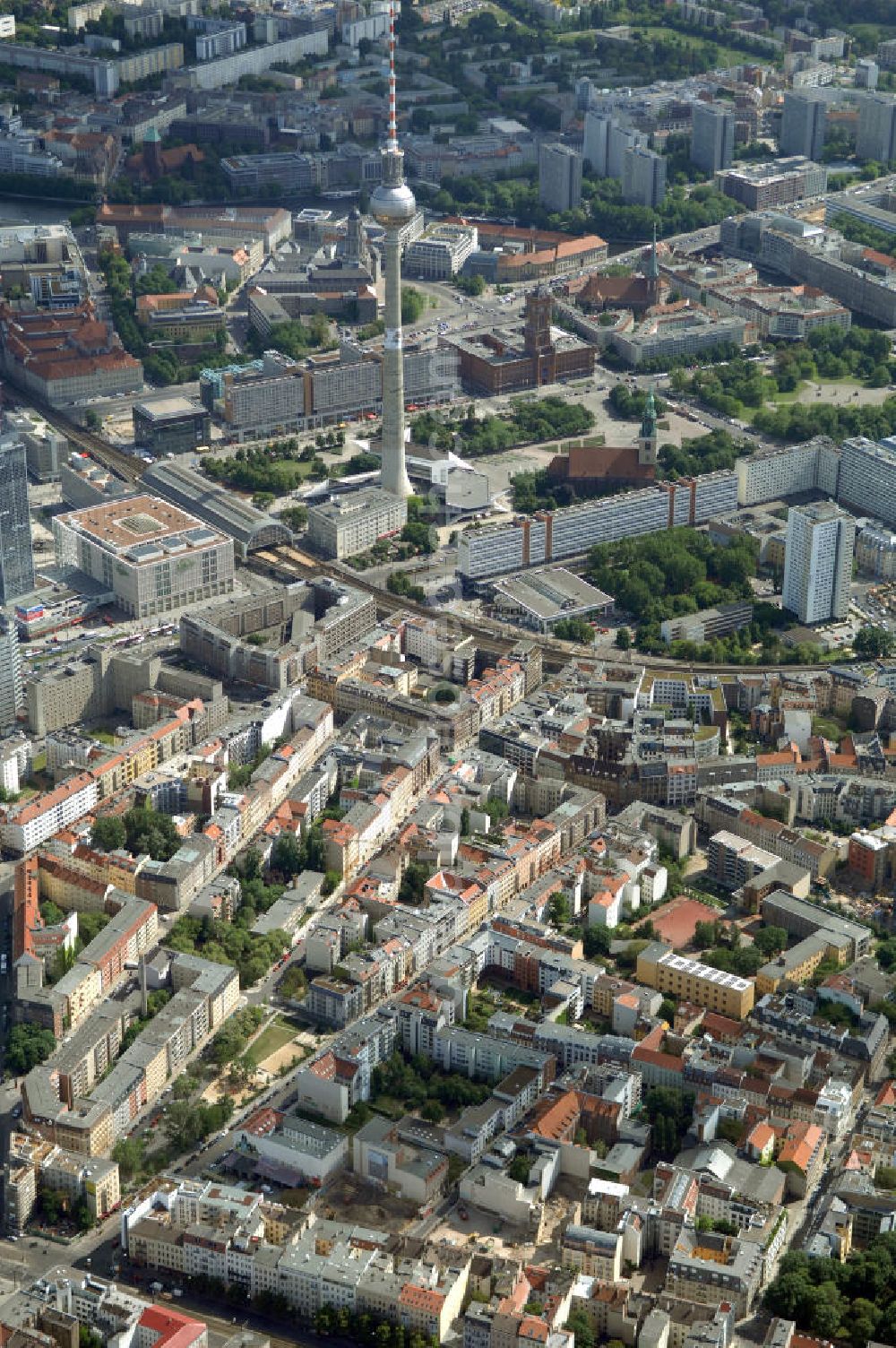 Aerial image Berlin - In der Linienstraße 219 in Mitte hat der Bau für 22 Eigentumswohnungen und drei Townhouses begonnen. Einen atemberaubenden Blick über die Dächer Berlins hat man ganz oben im L.219. Hier liegt Ihnen die Stadt buchstäblich zu Füßen. Die Inspirationskraft des besonderen Umfeldes im Dreieck zwischen Alexanderplatz, Hackeschem Markt und Museuumsinsel ist in die architektonische Linienführung des Neubaus eingeflossen. Das Architekturbüro Gewers & Partner eine deutliche und unabhängige Formensprache gefunden, die der prägnanten Ecklage des Hauses in der Linienstraße entspricht.