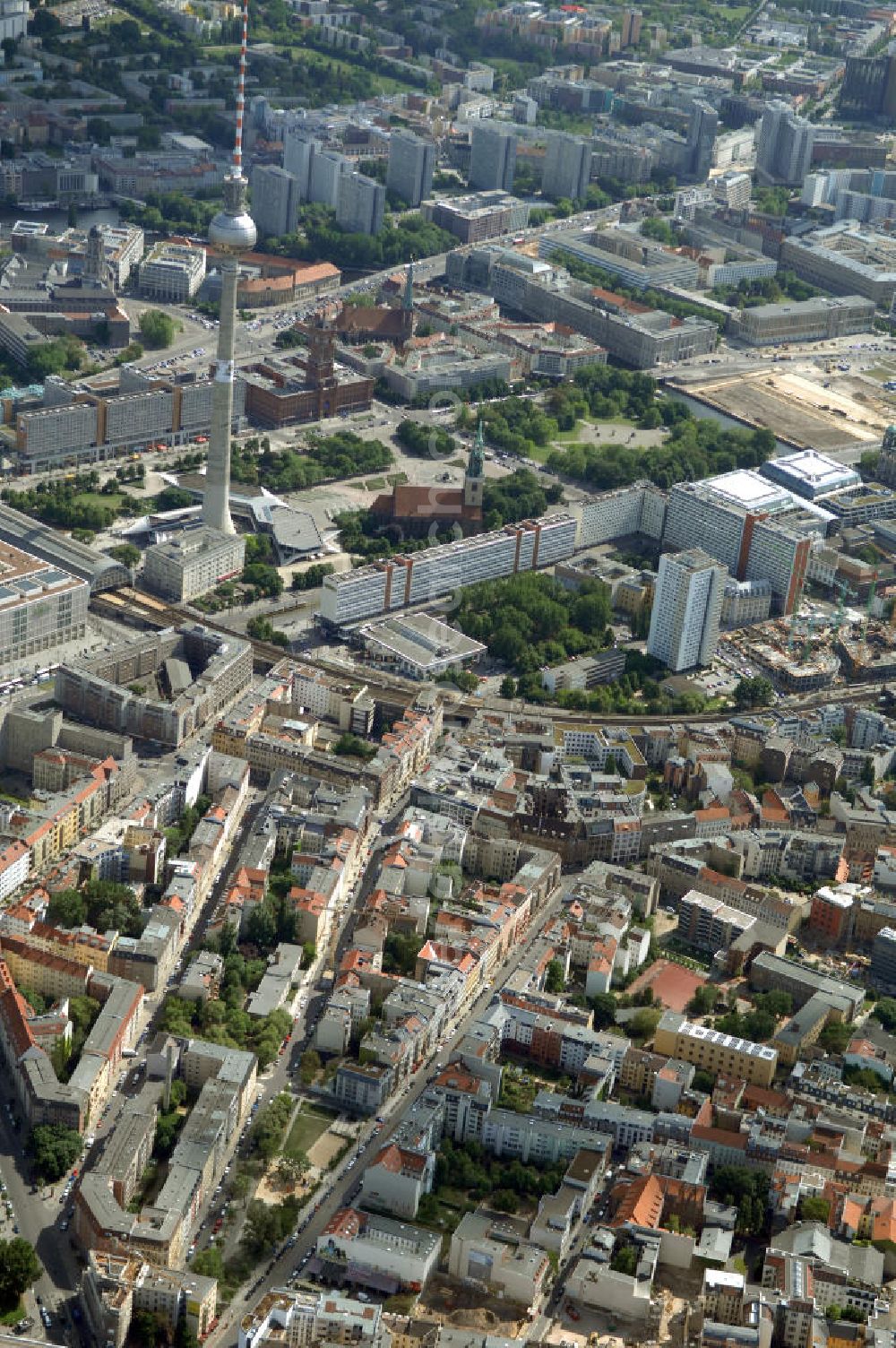 Aerial photograph Berlin - In der Linienstraße 219 in Mitte hat der Bau für 22 Eigentumswohnungen und drei Townhouses begonnen. Einen atemberaubenden Blick über die Dächer Berlins hat man ganz oben im L.219. Hier liegt Ihnen die Stadt buchstäblich zu Füßen. Die Inspirationskraft des besonderen Umfeldes im Dreieck zwischen Alexanderplatz, Hackeschem Markt und Museuumsinsel ist in die architektonische Linienführung des Neubaus eingeflossen. Das Architekturbüro Gewers & Partner eine deutliche und unabhängige Formensprache gefunden, die der prägnanten Ecklage des Hauses in der Linienstraße entspricht.