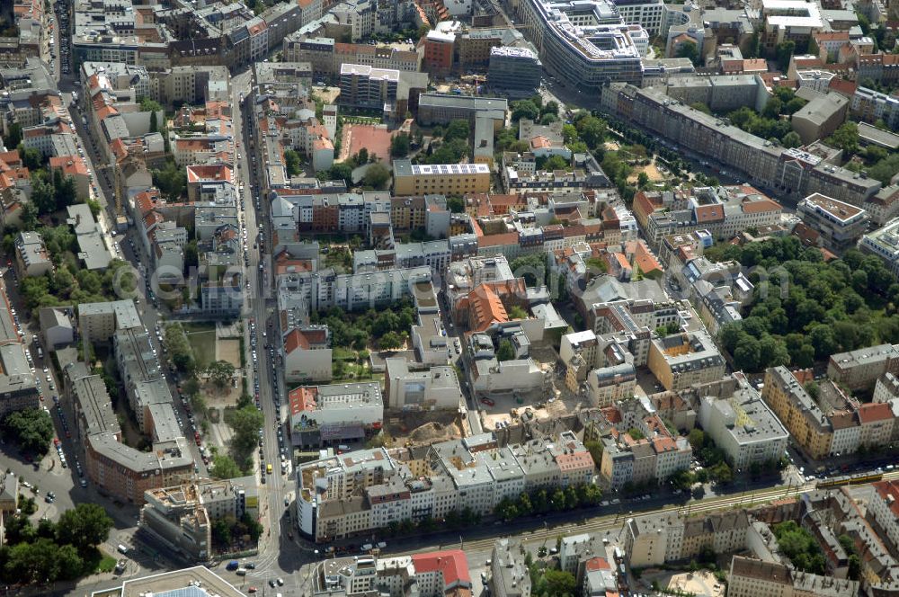 Berlin from above - In der Linienstraße 219 in Mitte hat der Bau für 22 Eigentumswohnungen und drei Townhouses begonnen. Einen atemberaubenden Blick über die Dächer Berlins hat man ganz oben im L.219. Hier liegt Ihnen die Stadt buchstäblich zu Füßen. Die Inspirationskraft des besonderen Umfeldes im Dreieck zwischen Alexanderplatz, Hackeschem Markt und Museuumsinsel ist in die architektonische Linienführung des Neubaus eingeflossen. Das Architekturbüro Gewers & Partner eine deutliche und unabhängige Formensprache gefunden, die der prägnanten Ecklage des Hauses in der Linienstraße entspricht.