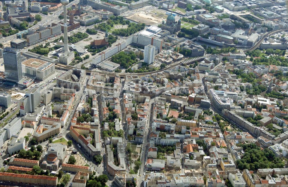 Aerial image Berlin - In der Linienstraße 219 in Mitte hat der Bau für 22 Eigentumswohnungen und drei Townhouses begonnen. Einen atemberaubenden Blick über die Dächer Berlins hat man ganz oben im L.219. Hier liegt Ihnen die Stadt buchstäblich zu Füßen. Die Inspirationskraft des besonderen Umfeldes im Dreieck zwischen Alexanderplatz, Hackeschem Markt und Museuumsinsel ist in die architektonische Linienführung des Neubaus eingeflossen. Das Architekturbüro Gewers & Partner eine deutliche und unabhängige Formensprache gefunden, die der prägnanten Ecklage des Hauses in der Linienstraße entspricht.