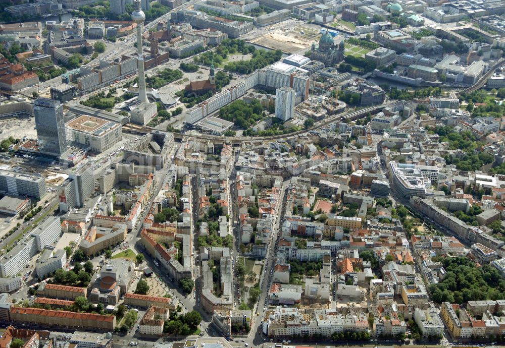 Aerial photograph Berlin - In der Linienstraße 219 in Mitte hat der Bau für 22 Eigentumswohnungen und drei Townhouses begonnen. Einen atemberaubenden Blick über die Dächer Berlins hat man ganz oben im L.219. Hier liegt Ihnen die Stadt buchstäblich zu Füßen. Die Inspirationskraft des besonderen Umfeldes im Dreieck zwischen Alexanderplatz, Hackeschem Markt und Museuumsinsel ist in die architektonische Linienführung des Neubaus eingeflossen. Das Architekturbüro Gewers & Partner eine deutliche und unabhängige Formensprache gefunden, die der prägnanten Ecklage des Hauses in der Linienstraße entspricht.