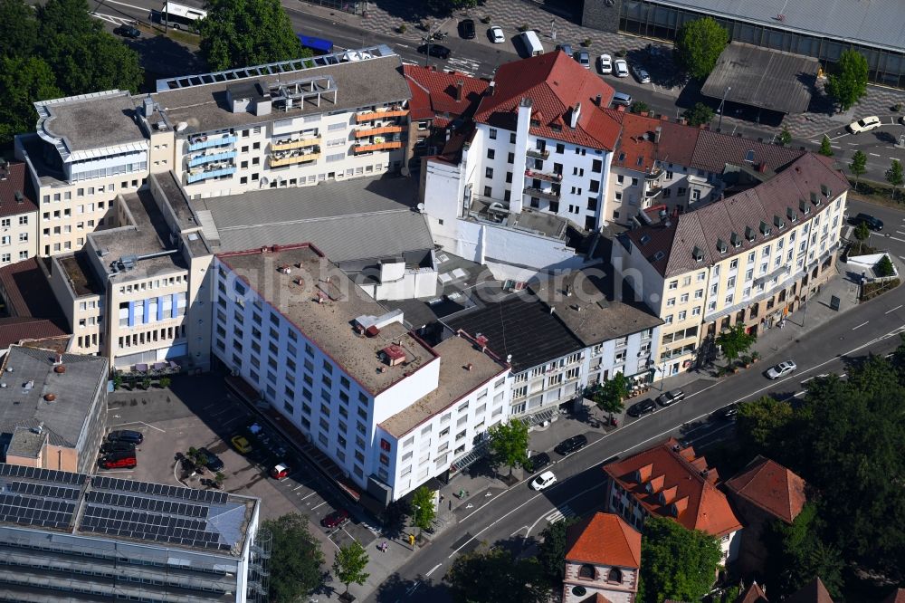 Pforzheim from the bird's eye view: Residential area of a multi-family house settlement Bahnhofstrasse - Blumenhof - Stiftshof in Pforzheim in the state Baden-Wurttemberg, Germany