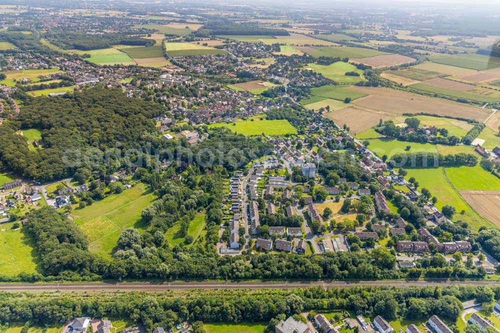 Bergkamen from above - Residential area of a multi-family house settlement on street Dresdener Strasse - Potsdamer Strasse in the district Oberaden in Bergkamen in the state North Rhine-Westphalia, Germany