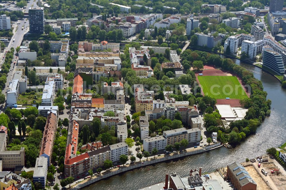 Aerial photograph Berlin - Residential area of a multi-family house settlement along the Agricolastrasse - Tile-Wardenberg-Strasse on Spreebogen in the district Moabit in Berlin, Germany