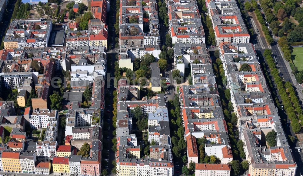 Berlin from above - Residential area of a multi-family house settlement along the Christburger Strasse - Jablonskistrasse - Chodewieckistrasse - Winsstrasse in the district Prenzlauer Berg in Berlin, Germany