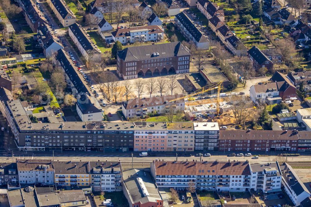 Aerial photograph Duisburg - Residential area of a multi-family house settlement along the Duesseldorfer Strasse in the district Wanheimerort in Duisburg at Ruhrgebiet in the state North Rhine-Westphalia, Germany