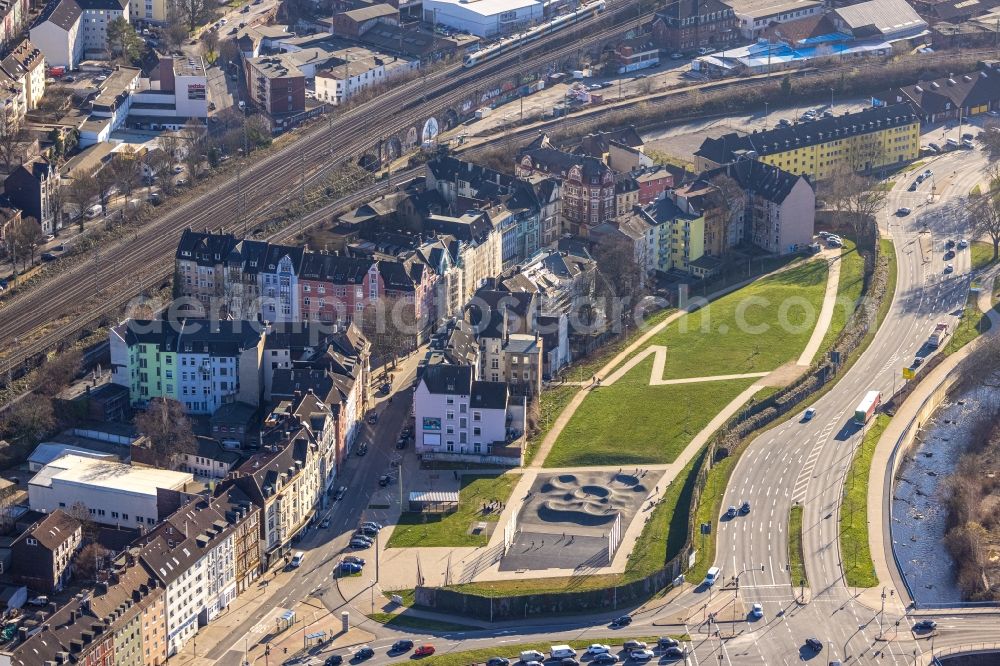 Hagen from the bird's eye view: Residential area of a multi-family house settlement along the Wehringhauser Strasse at the park facilities pump track Bohne Hagen in Hagen at Ruhrgebiet in the state North Rhine-Westphalia, Germany