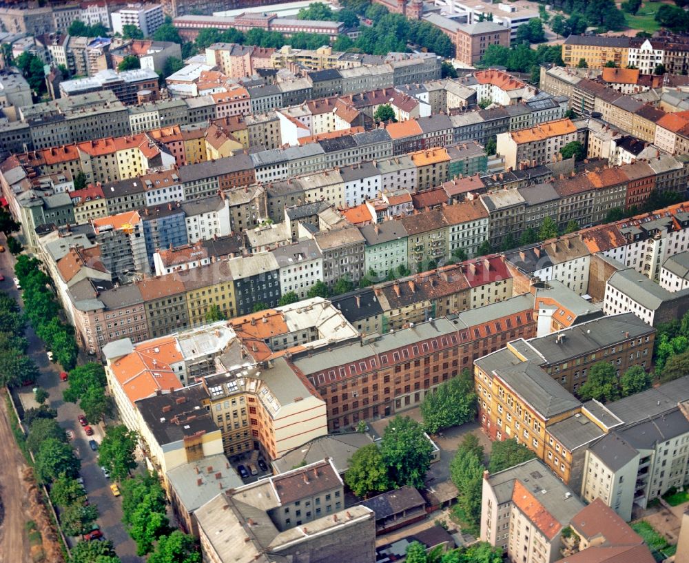 Aerial image Berlin - Residential area of a multi-family house settlement Goerlitzer Strasse - Sorauer Strasse - Oppelner Strasse in the district Kreuzberg in Berlin, Germany