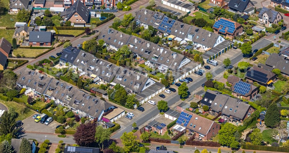 Aerial image Wesel - Residential area of a??a??a multi-family housing development Auf dem Heiken - Konrad-Duden-Strasse - Wilhelm-Leuschner-Strasse in Wesel in the state North Rhine-Westphalia, Germany