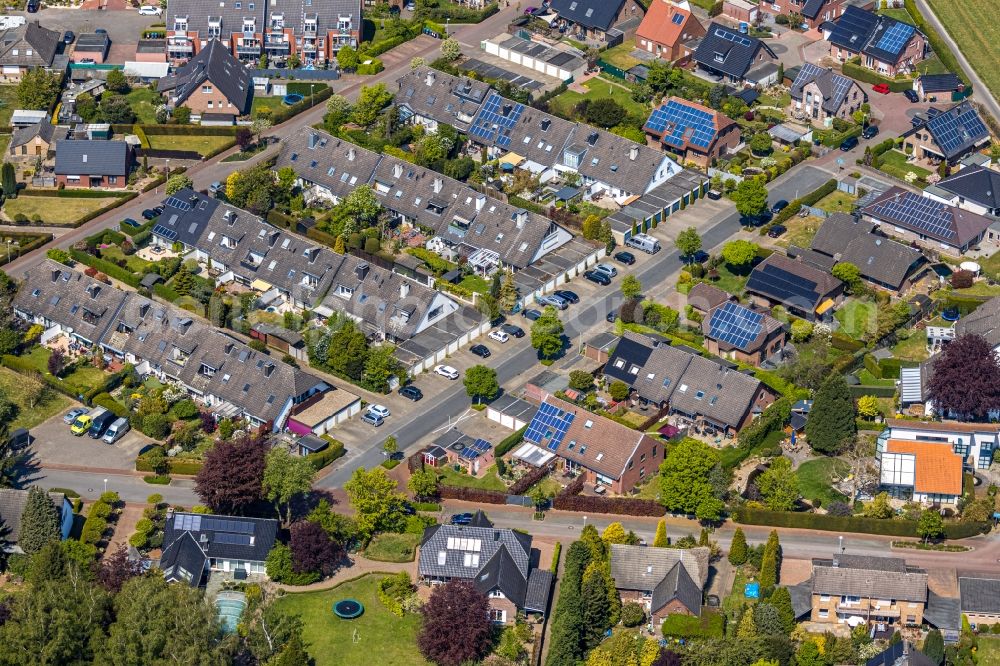 Aerial photograph Wesel - Residential area of a??a??a multi-family housing development Auf dem Heiken - Konrad-Duden-Strasse - Wilhelm-Leuschner-Strasse in Wesel in the state North Rhine-Westphalia, Germany