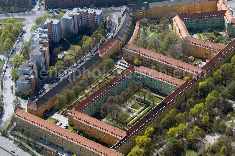 Aerial image München - Residential area of a multi-family house settlement Hengelerstrasse corner Hildebrandstrasse in the district Moosach in Munich in the state Bavaria, Germany