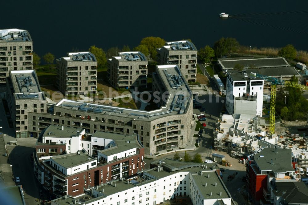 Rostock from the bird's eye view: Residential area of a??a??an apartment building settlement on the wooden peninsula in Rostock in the state Mecklenburg-Western Pomerania, Germany