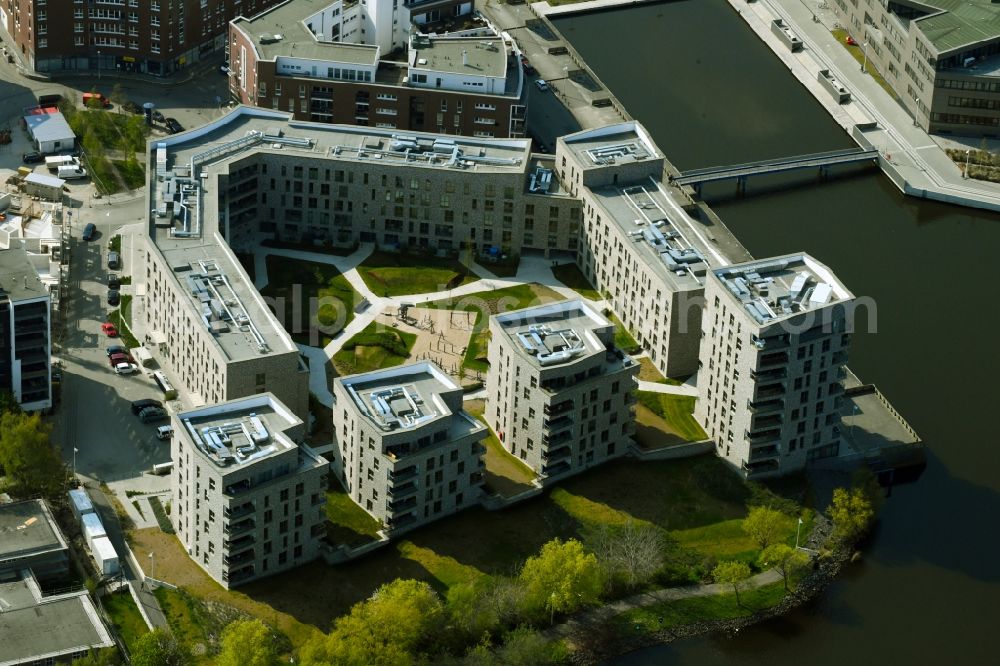 Rostock from the bird's eye view: Residential area of a??a??an apartment building settlement on the wooden peninsula in Rostock in the state Mecklenburg-Western Pomerania, Germany