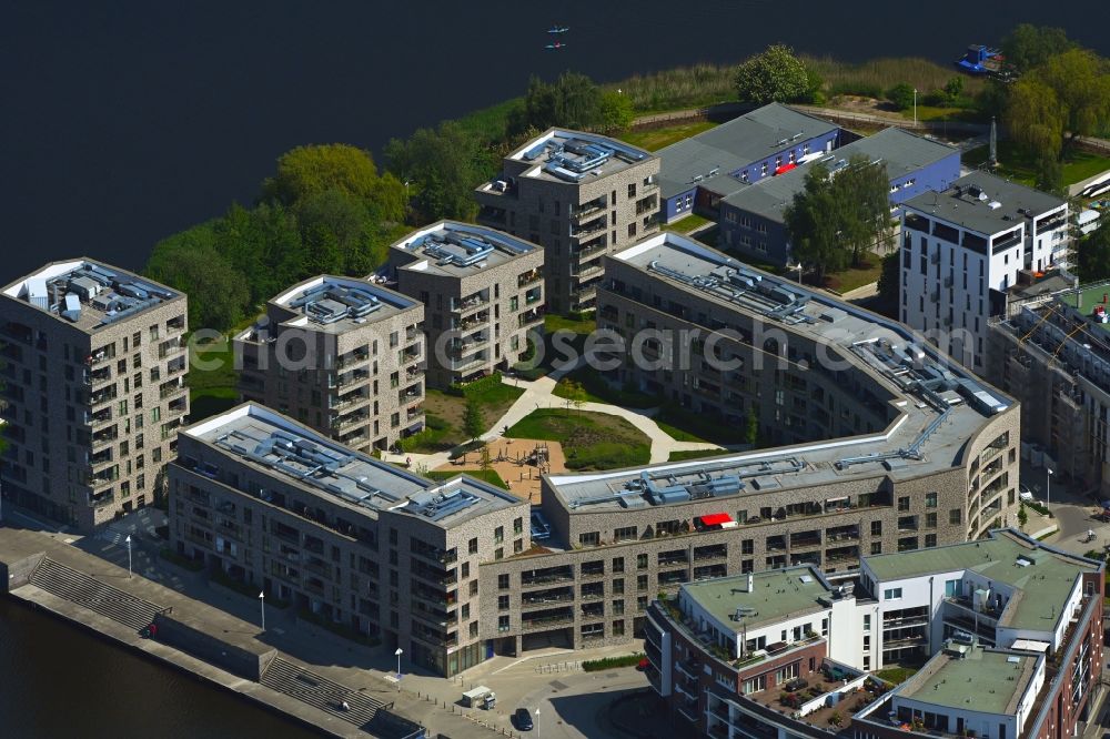 Rostock from the bird's eye view: Residential area of a??a??an apartment building settlement on the wooden peninsula in Rostock in the state Mecklenburg-Western Pomerania, Germany