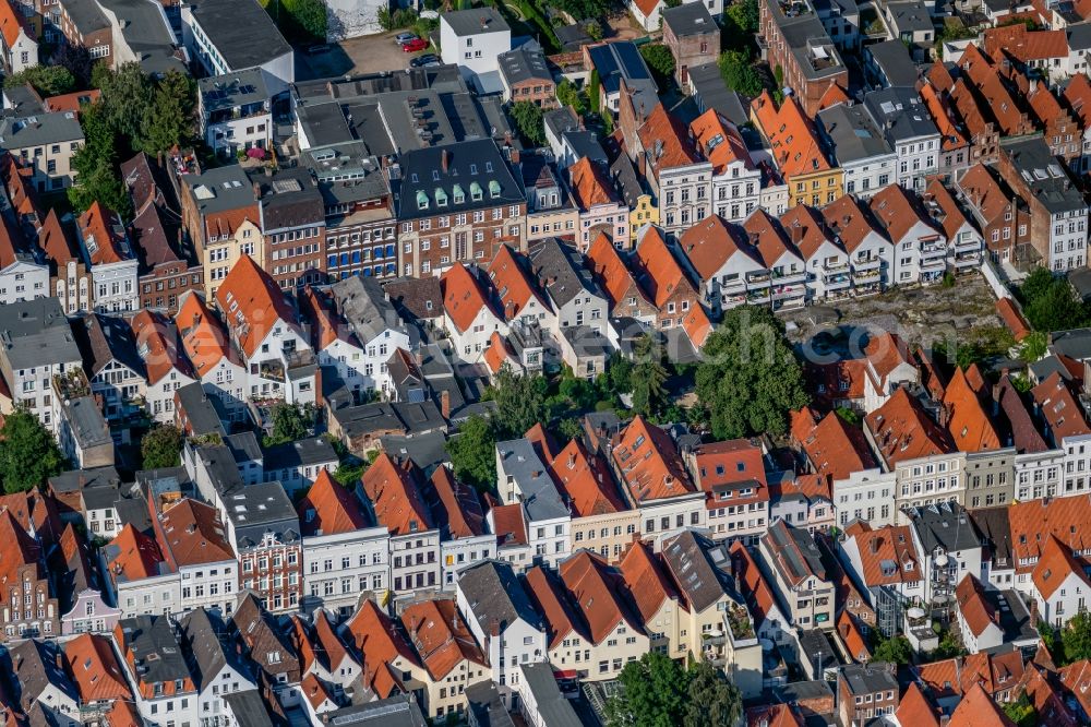 Aerial image Lübeck - Residential area of a multi-family house settlement Huexstrasse - Wahmstrasse in the district Altstadt in Luebeck in the state Schleswig-Holstein, Germany