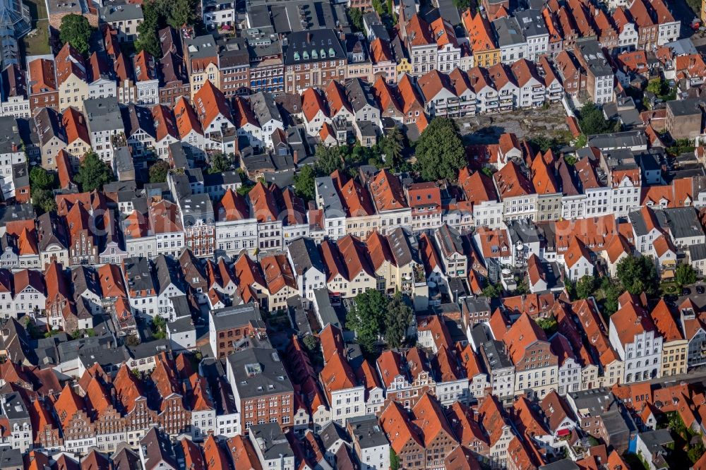 Aerial photograph Lübeck - Residential area of a multi-family house settlement Huexstrasse - Wahmstrasse in the district Altstadt in Luebeck in the state Schleswig-Holstein, Germany