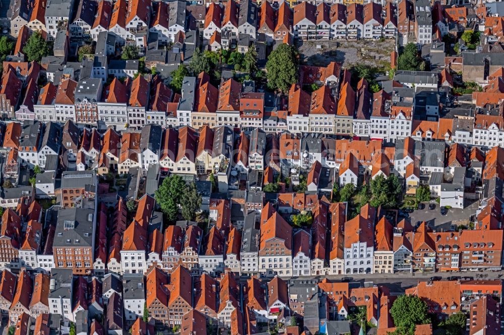 Lübeck from above - Residential area of a multi-family house settlement Huexstrasse - Wahmstrasse in the district Altstadt in Luebeck in the state Schleswig-Holstein, Germany